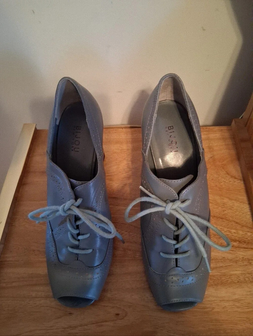 Women's Gray Lace-Up Heeled Oxfords